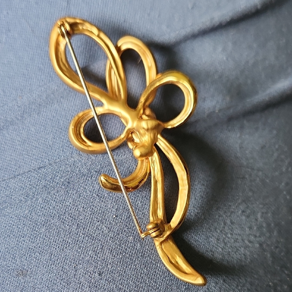 Source Unknown Gold Ribbon Brooch - image 2